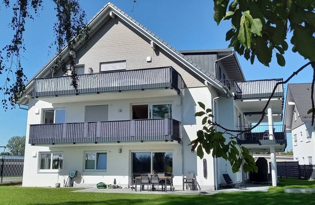 Spacious 75 m² vacation apartment on Lake Constance with 2 balconies and views of the Alps