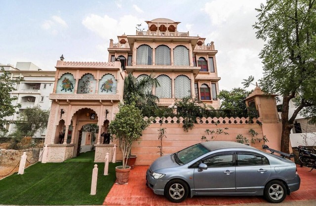 Spacious 9-bedroom hotel in lovely Jaipur with AC, WiFi and Garden view nn