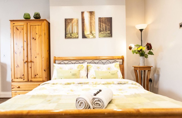 Spacious and beautifully presented apartment, close to heath and lake