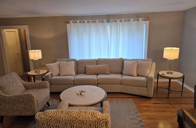 Spacious and Charming 3-bedroom house with WiFi, AC in beautiful Omaha