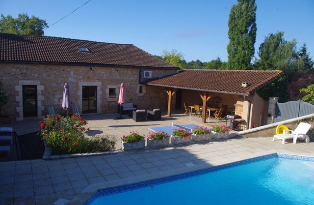 Spacious and comfortable country house with private swimming pool (2 to 8 prs)