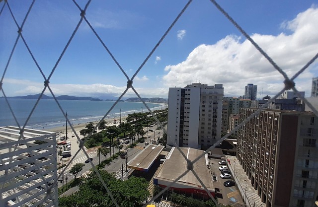 spacious and comfortable apartment with 3 bedrooms (2 suites) facing the sea with beautiful views