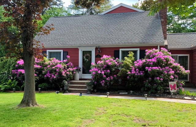 Spacious and lovely 5-bedroom in Wellesley. Only 20 minutes from Boston!