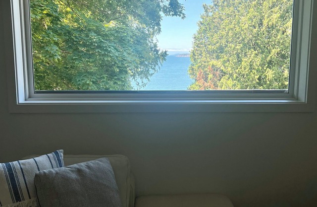 Spacious and tranquil home on the ocean between Davis Bay and Sechelt