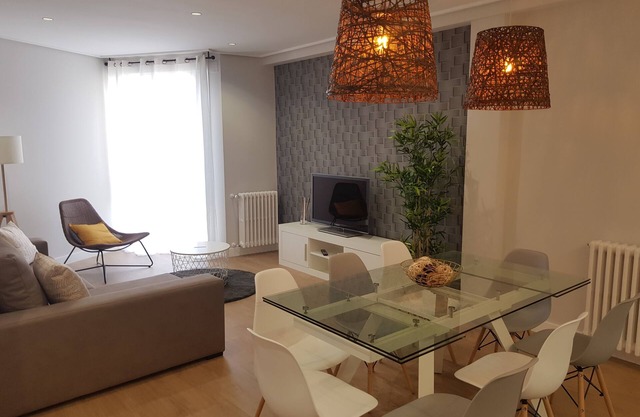 Spacious apartment renovated with a modern style, located in the Pza. Ourense major