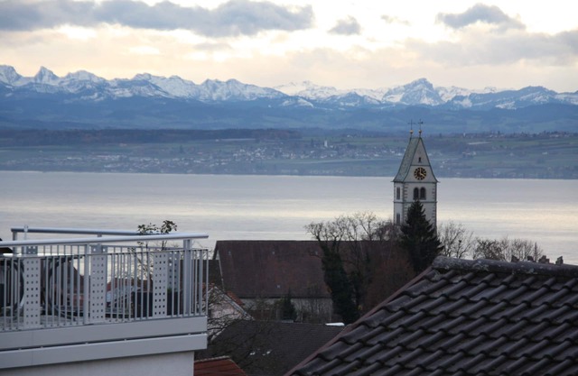 Spacious apartment with stunning views of Lake Constance and the mountains