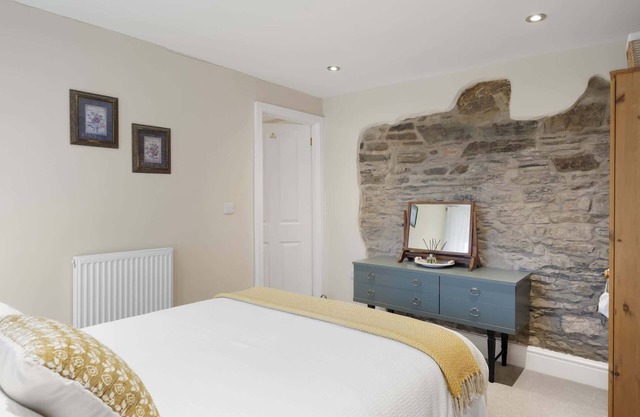 Spacious Apartment with Courtyard, Barnstaple