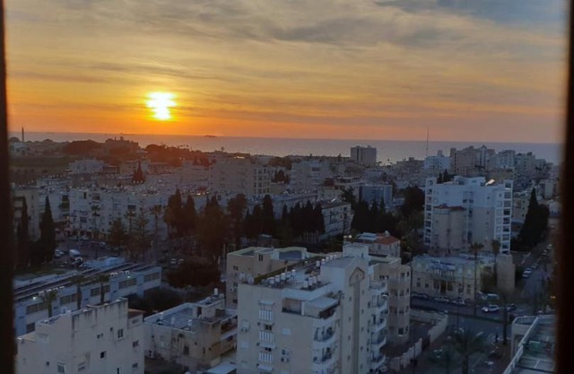 Spacious Apt. w/ Seaview, Fireplace & Netflix