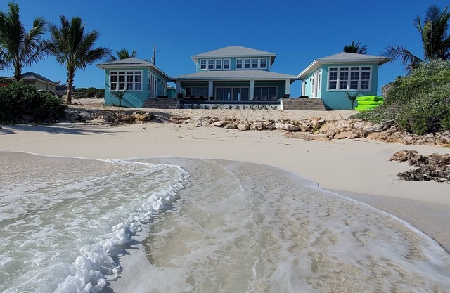 SPACIOUS BEACHFRONT HOME! A vacation to treasure! Sandy beach, pool, hot tub.