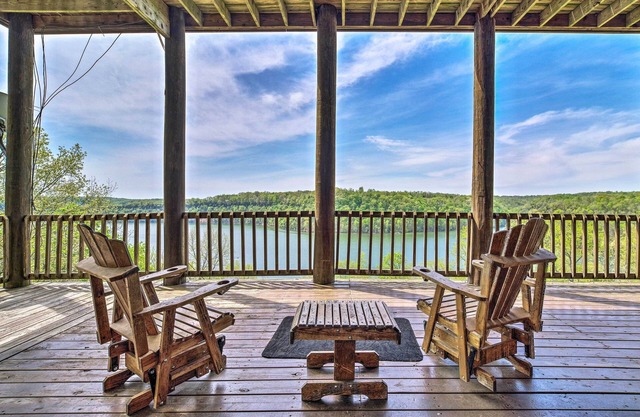 Spacious Cabin on Dale Hollow Lake w/Hot Tub!