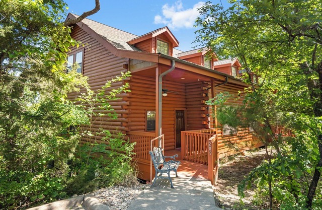 Spacious Cedar Cabin Near Branson Attractions – Sleeps 10