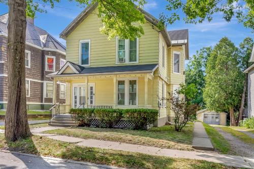 Spacious Central 4BR, Ski & Bike
