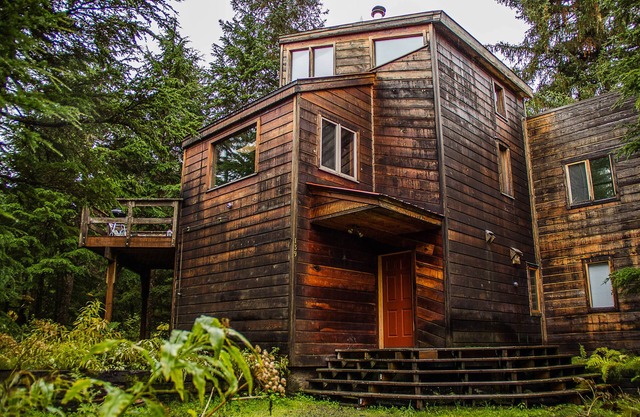 Spacious chalet with WiFi, private hot tub & solarium - dogs ok