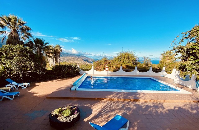Spacious characterful villa with spectacular views, large heated private pool