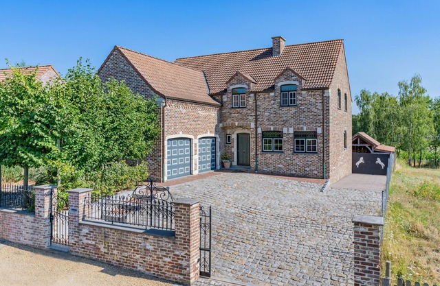 Spacious characteristic house quietly located near Tongeren center.