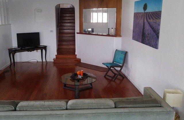 Spacious Charmer East Bay Home for up to 11 people. 寬大迷你风格