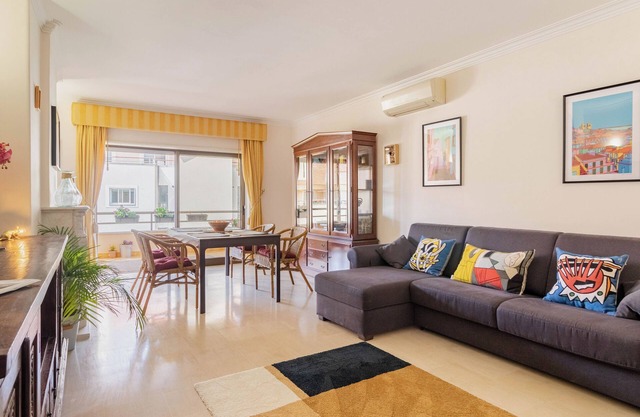 Spacious & Clean Cascais Apartment. Central with free private parking.