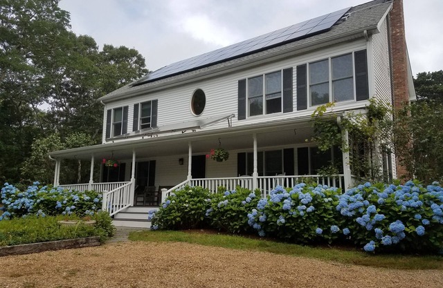 Spacious colonial in great location!