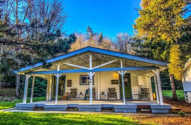 Spacious Colorful Family Friendly Cottage w/Two Kitchens - Unique Northwest Vacation Rentals