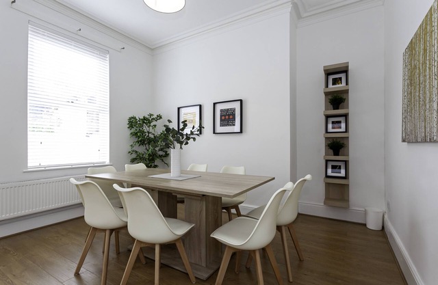 Spacious Comfortable house close to Etihad + parking