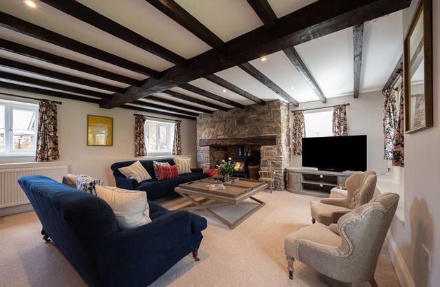 Spacious converted barn with large garden and hot tub - 10mn from surfing beach!