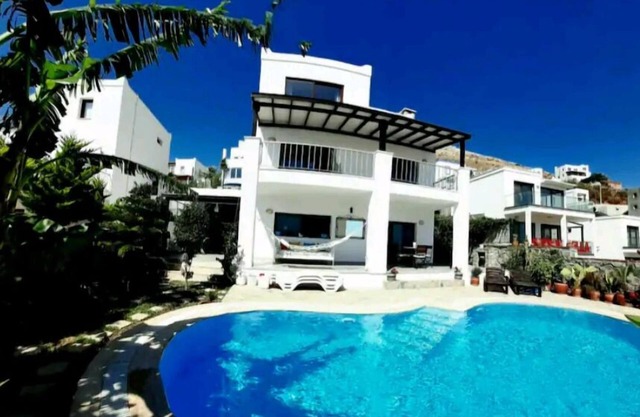 Spacious & Cosy Triplex House With a Private Pool