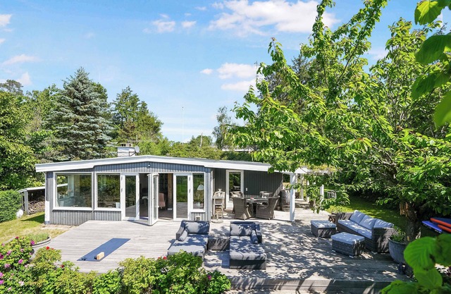 Spacious cottage with a view of wild nature