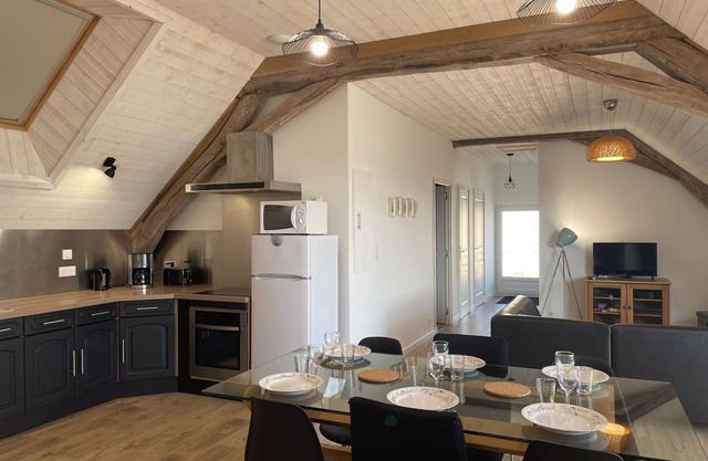 Spacious cottage in Saint-Léon with A/C and parking
