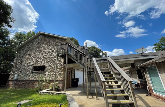 Spacious Cottage in Rogers. Central: bike trails, restaurants, work, everything!