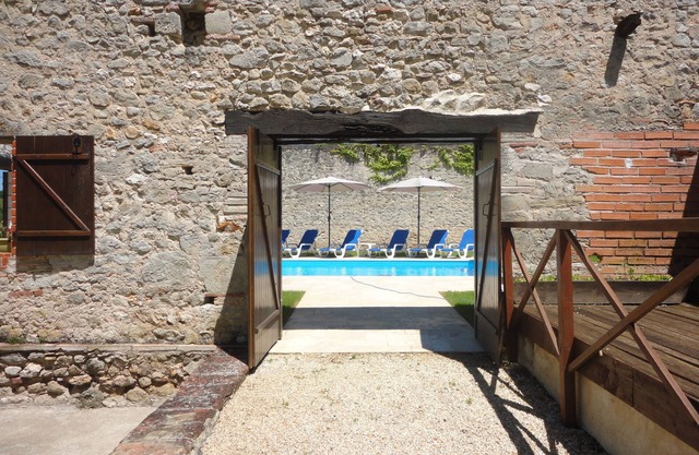 Spacious Cottage, private pool with great views, good for relaxing, hiking, golf