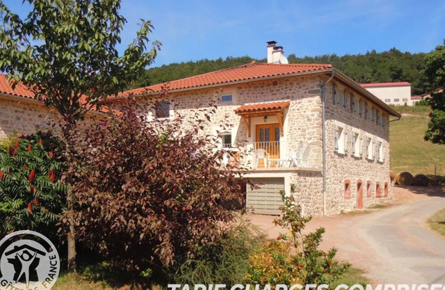 Spacious Countryside Retreat: 6 Bedrooms, Fireplace, Pet-Friendly, Near Lyon and Roanne