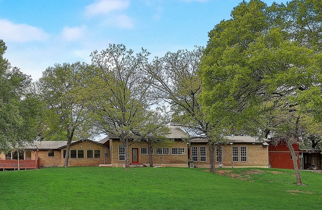 Spacious dog-friendly home with gas grill, patio, W/D, & kitchen - large yard