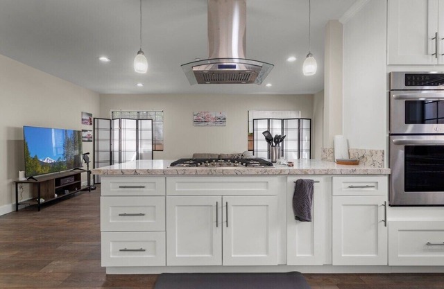 Spacious Elegance in the Hills