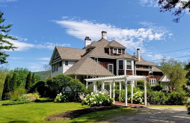 Spacious Elegant Historic Manor in the White Mountains -Skiing, Story Land, More