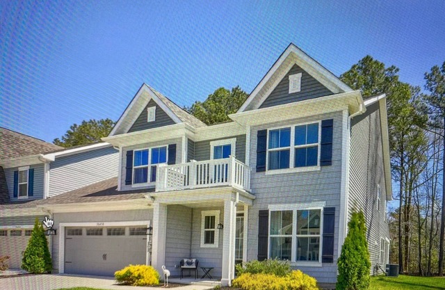Spacious End-unit Town house w/lots of Amenities