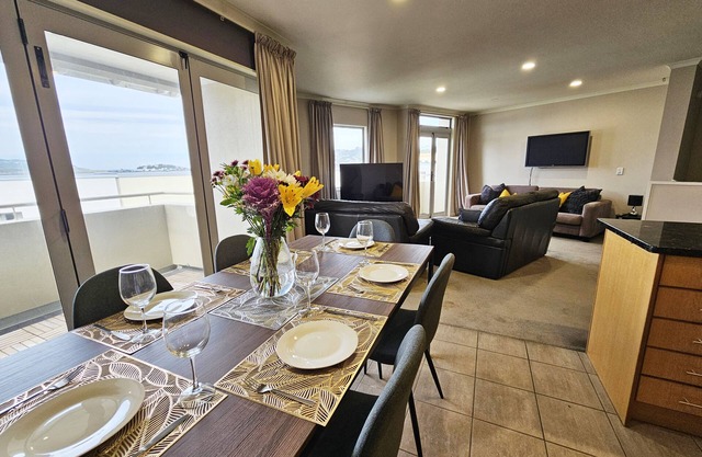 Spacious Executive Modern Home, City Fringe!