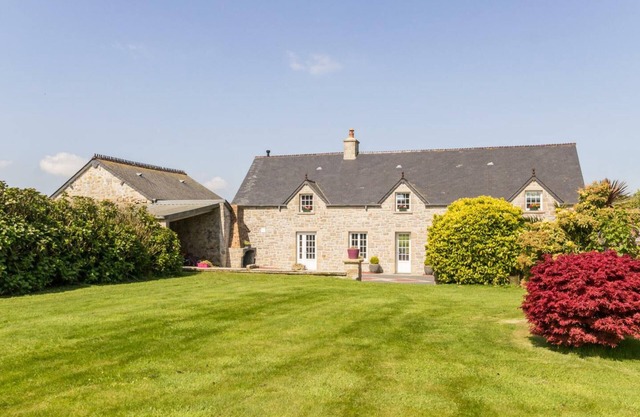 Spacious Family-Friendly Cottage with Large Garden, Fireplace, and Close to Cherbourg and the Sea