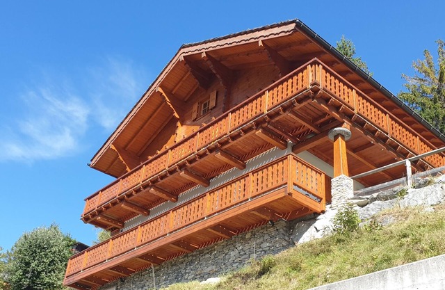 Spacious, family-friendly chalet, ideal for 10 people, with terrace, furnished balcony, garden with