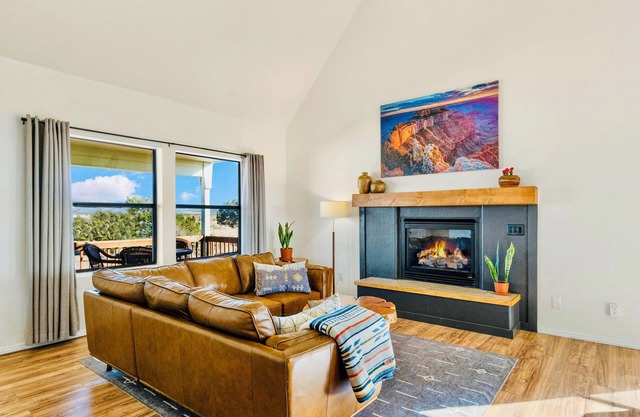 Spacious Family Getaway 30 Mins to Grand Canyon- Full Kitchen, A/C, Arcade, W/D