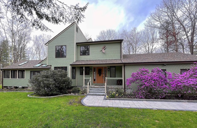 Spacious family home with open floor plan.close to lake and clubhouse!