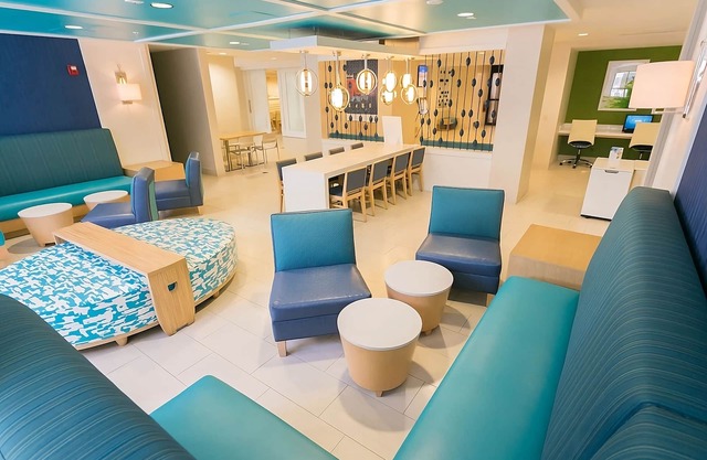 Spacious Family Suite W/Swimming Pool, Shuttle Service to Orlando Theme Parks!