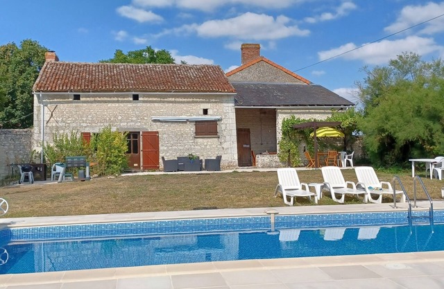 Spacious Farmhouse with Private Pool. Ideal for 10 adults.