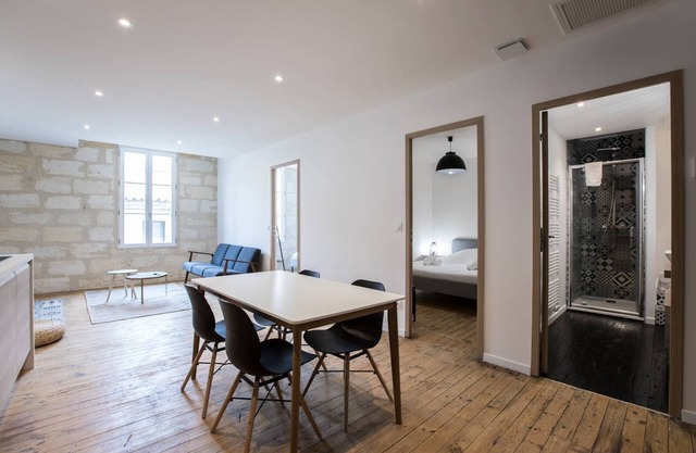 Spacious and bright apartment with air conditioning