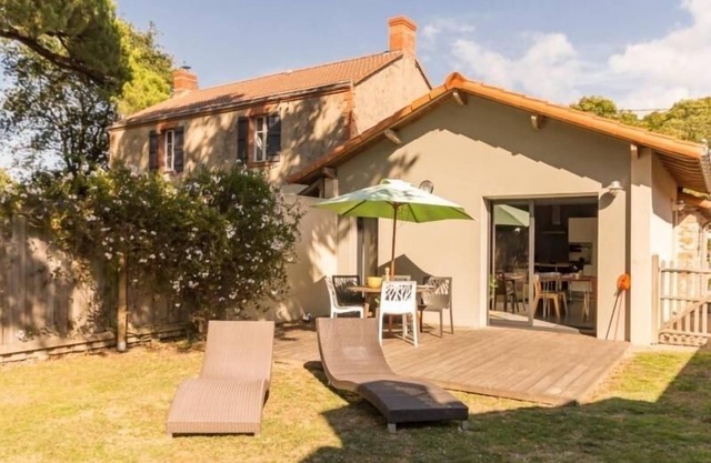 Spacious Eco-friendly Cottage, 2 km from the Ocean, with Garden, Terrace, and Modern Amenities