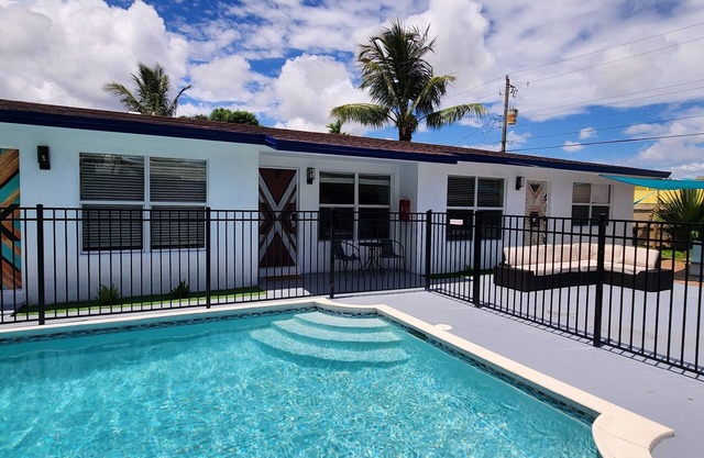 Spacious Full Ville-Family Friendly, 3 Private Apts w/Private Pool & Patio