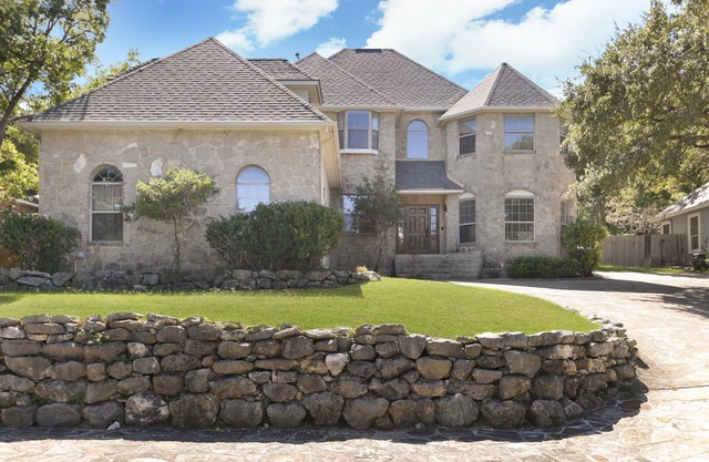 Spacious Fun-Filled Retreat 5 minutes to Six Flags!