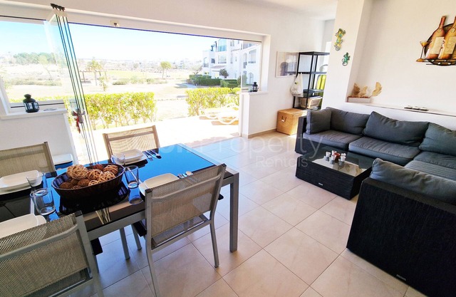 Spacious Ground Floor Apartment, Free WiFi, Patio, AC
