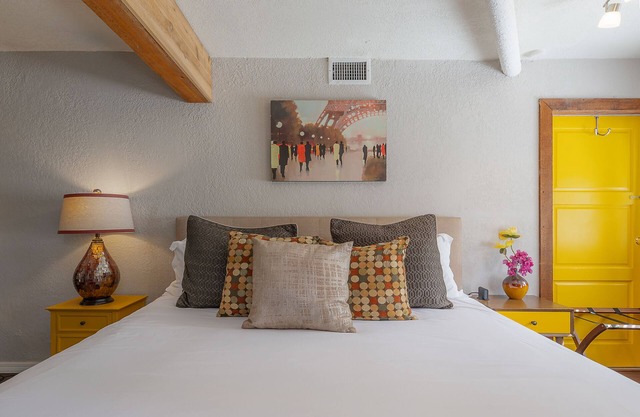 Spacious Guesthouse W/chic Decor & Spiral Stairs