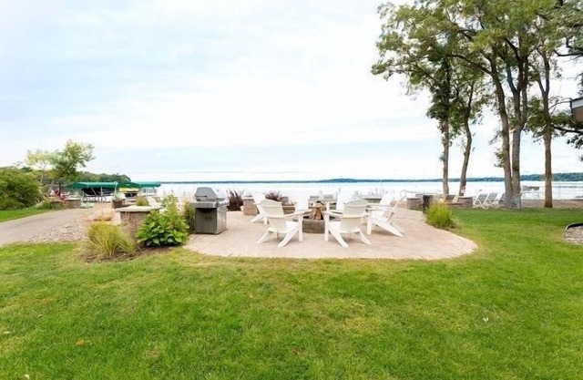 Spacious Gull Lake Beach Condo, Lake Access and Fire pit
