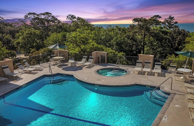 Spacious Hilton Head Island Condo - 1 block to Beach & 60+ shops/restaurants